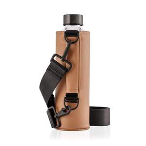 EQUA Mismatch Crossbody Maple 750 ml designová luxusní ekologická skleněná lahev na pití s obalem z umělé kůže přes rameno